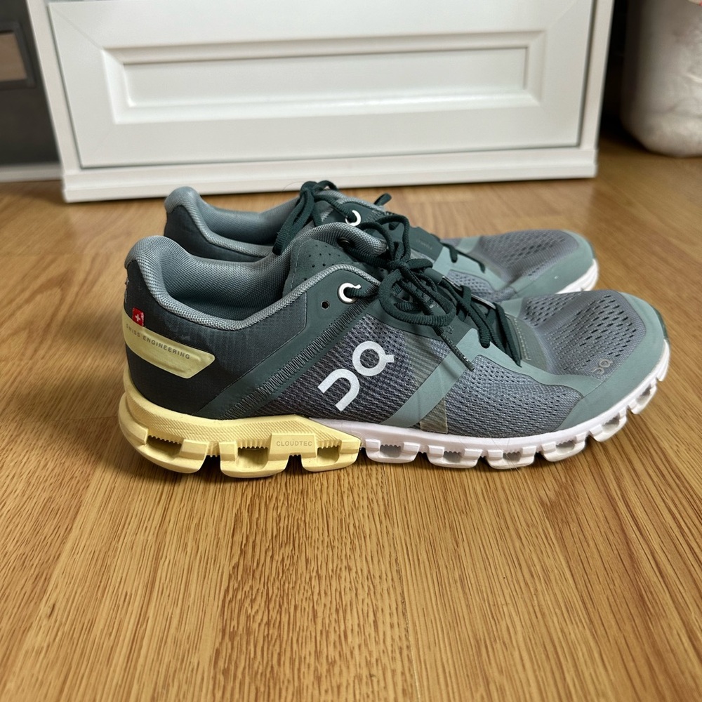 ON Cloud women’s running shoes size 7 blue & green